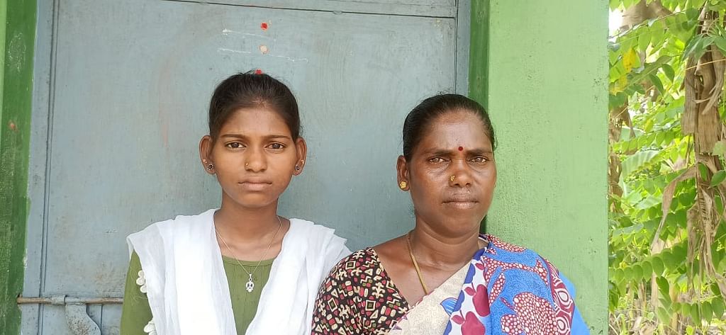 மாணவி தீபிகா தன்னுடைய தாயுடன்
