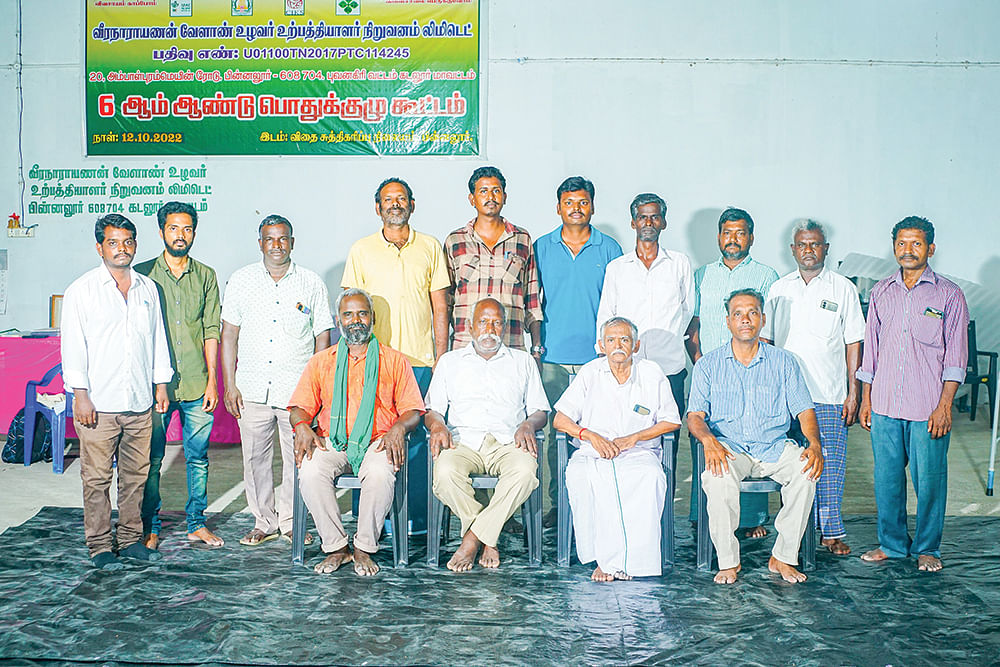 கூட்டமைப்பிலுள்ள விவசாயிகள்