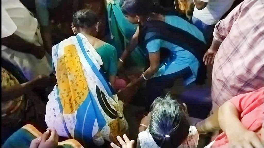 கீழே விழுந்தனர்