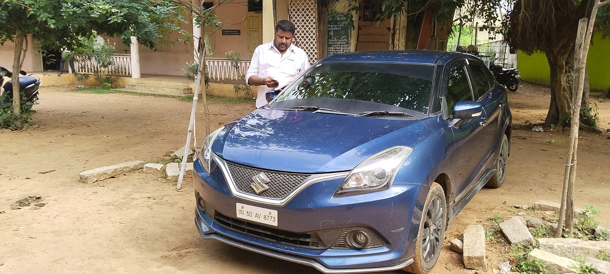 `ஹெல்மெட் அணியாமல் கார் ஓட்டினேனா?' - போலீஸிடம் நஷ்டஈடு கேட்கும் வக்கீல்!