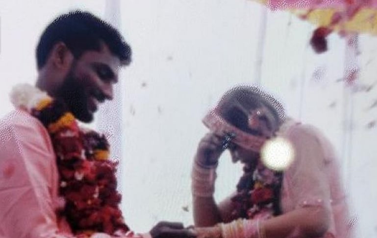 திருமணத்தன்று மணமக்கள் சண்டையிட்டு தற்கொலை முயற்சி; மணமகன் உயிரிழப்பு, மணமகளுக்குத் தீவிர சிகிச்சை!