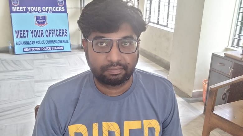  சினேகாஷிஸ் முகர்ஜி