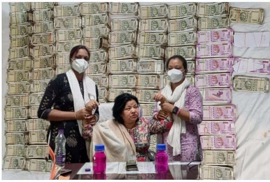 ரூ.4,000 லஞ்சம்; சிக்கிய ஜிஎஸ்டி அதிகாரி... வீட்டை சோதனையிட்டதில் சிக்கிய பணம் எவ்வளவு தெரியுமா?