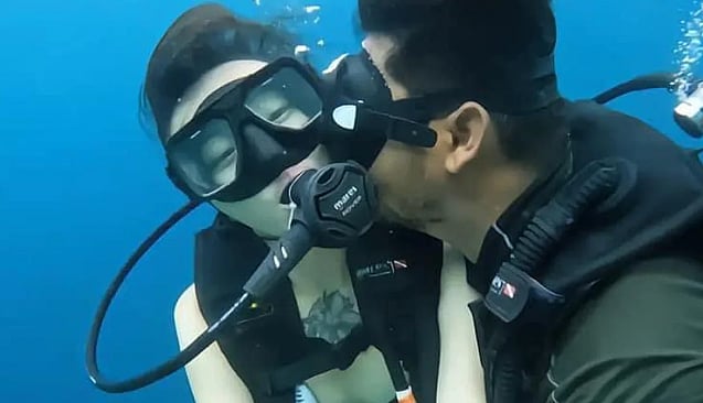 கடலுக்கு அடியில் சுற்றுலா பயணியை முத்தமிட்ட டைவிங் பயிற்சியாளர்; கைது செய்து விசாரிக்கும் போலீஸ்!