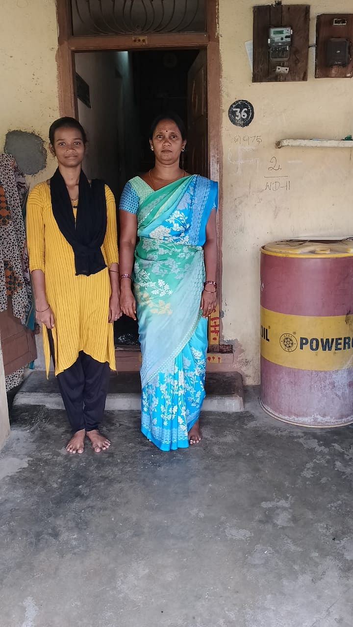மாணவி ஷோபனா தன் தாயுடன்