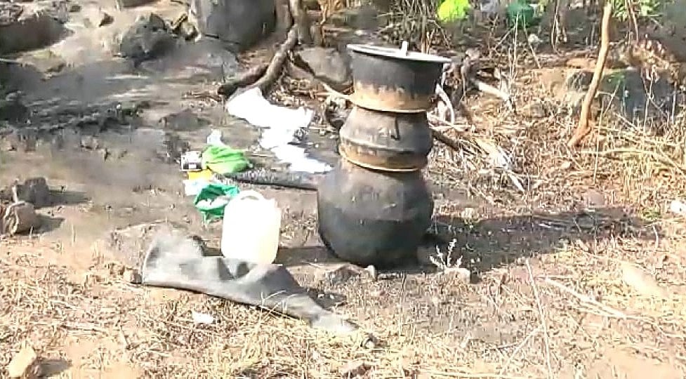 எல்லா இடங்களிலும் டாஸ்மாக்... ஆனாலும் கள்ளச்சாராயம் கட்டுக்கடங்காததின் காரணம் என்ன?!