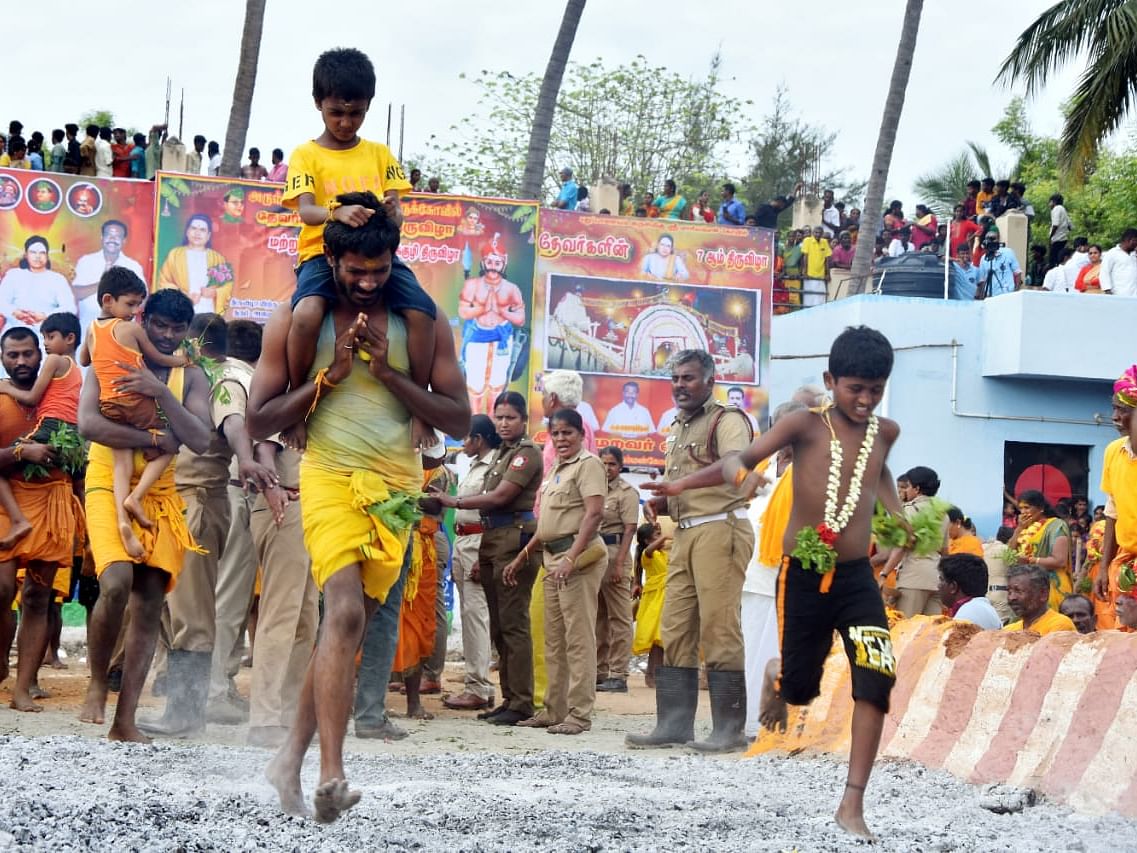 புதுப்பாளையம் மாரியம்மன் கோயில் சித்திரைத் திருவிழா; ஆயிரக்கணக்கான பக்தர்கள் பூக்குழி இறங்கினர்!