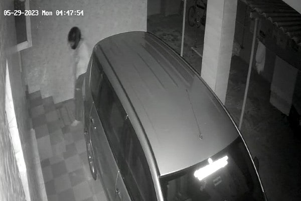 ஆண் வேடத்தில் செல்லும் பெண் -  சிசிடிவி காட்சி