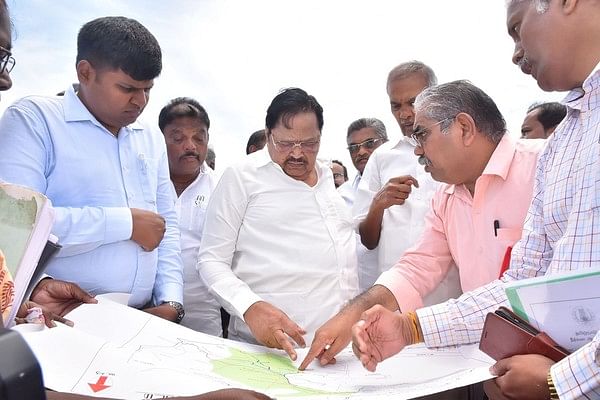 திட்டப்பணிகள் குறித்து விளக்கும் அதிகாரிகள்