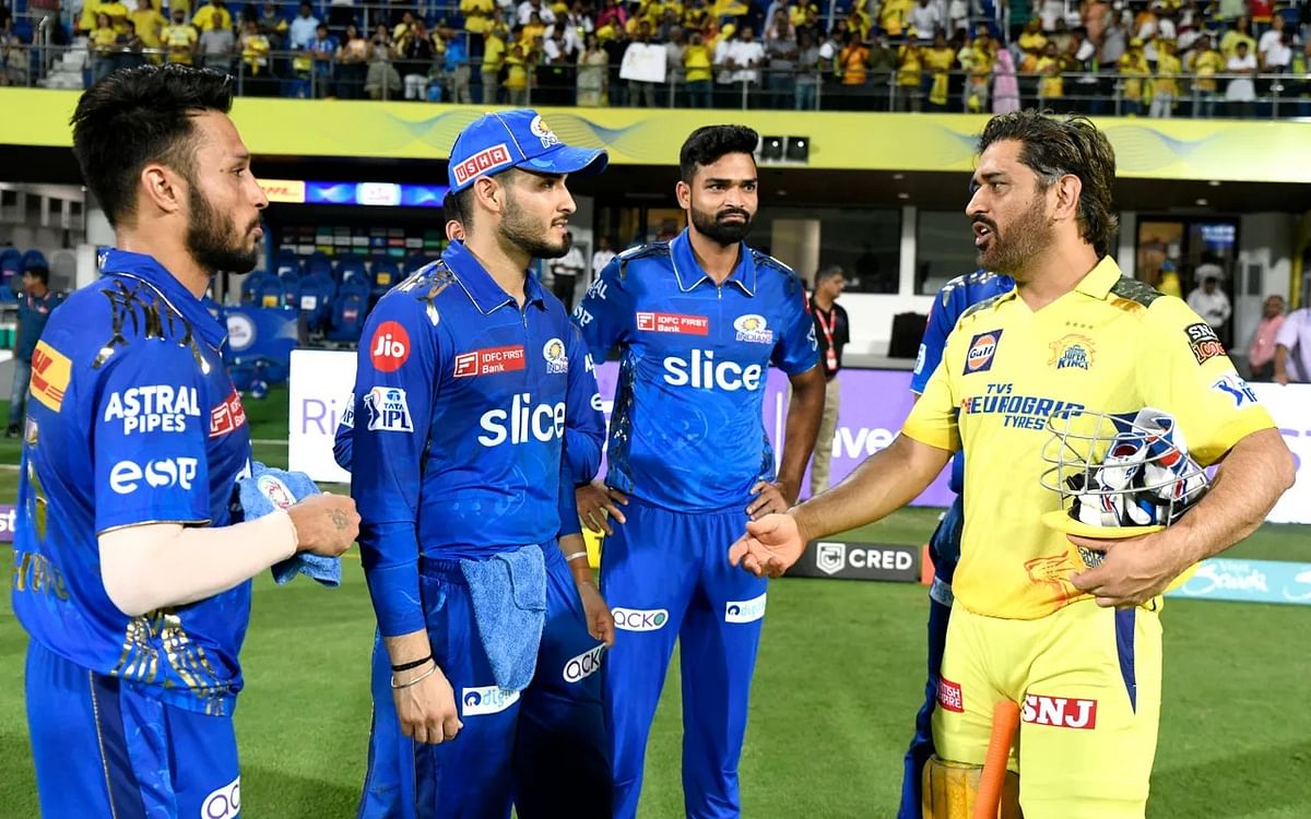 Dhoni: `போட்டி முடிந்ததும் ஆஜராகும் வீரர்கள்!' தோனி ஏன் இளைஞர்களால் சூழப்படுகிறார்? - ஓர் அலசல்