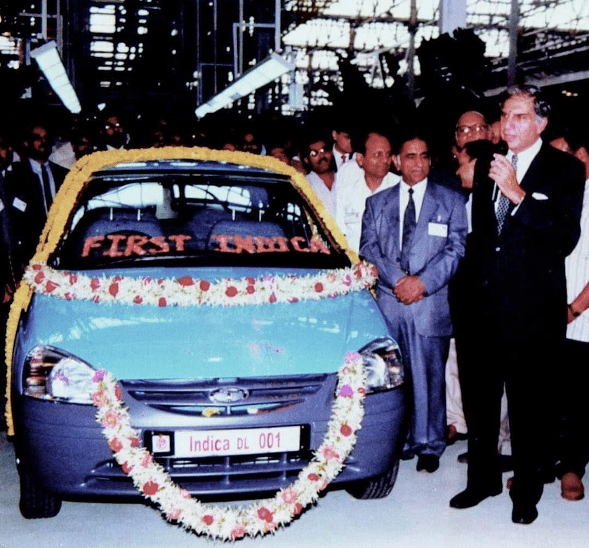 புதிய காருடன் ரத்தன் டாடா