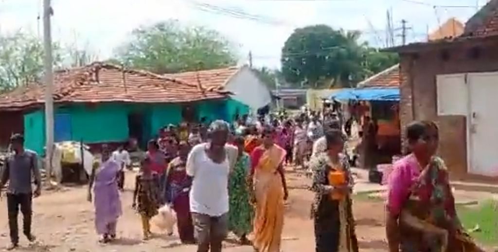 பரிசுகளுடன் படையெடுத்த கிராம மக்கள்.