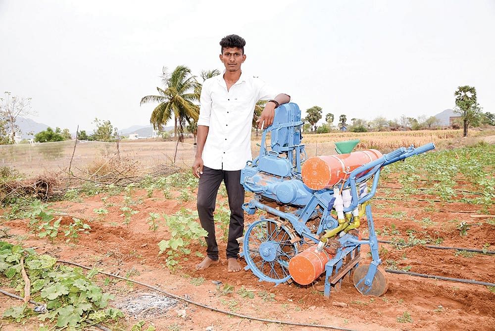 விதைப்புக் கருவியுடன் தட்சிணாமூர்த்தி