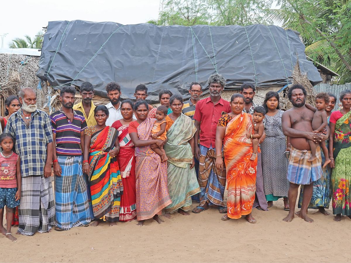 “போனுக்கு சார்ஜ்கூட காசு கொடுத்துதான் போடுறோம்”- 19 ஆண்டுகளாக இருளில் தவிக்கும் மீனவக் குடும்பங்கள்!