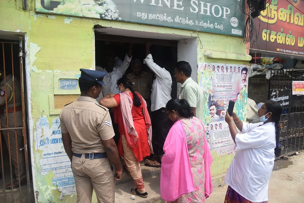 தஞ்சாவூர் டாஸ்மாக் கடையில் அதிகாரிகள் ஆய்வு