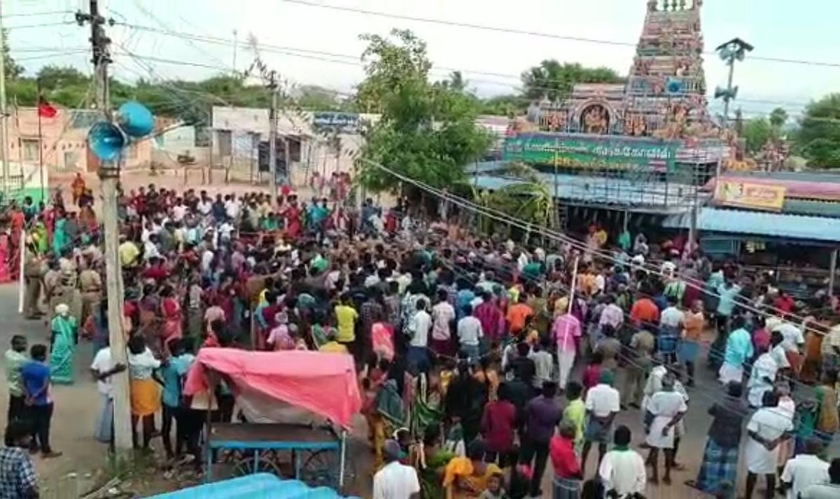 கோயில் முன்பு மக்கள்