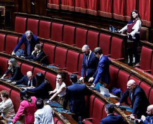 நாடாளுமன்றத்தில் தாய்ப்பால் கொடுத்த எம்.பி!