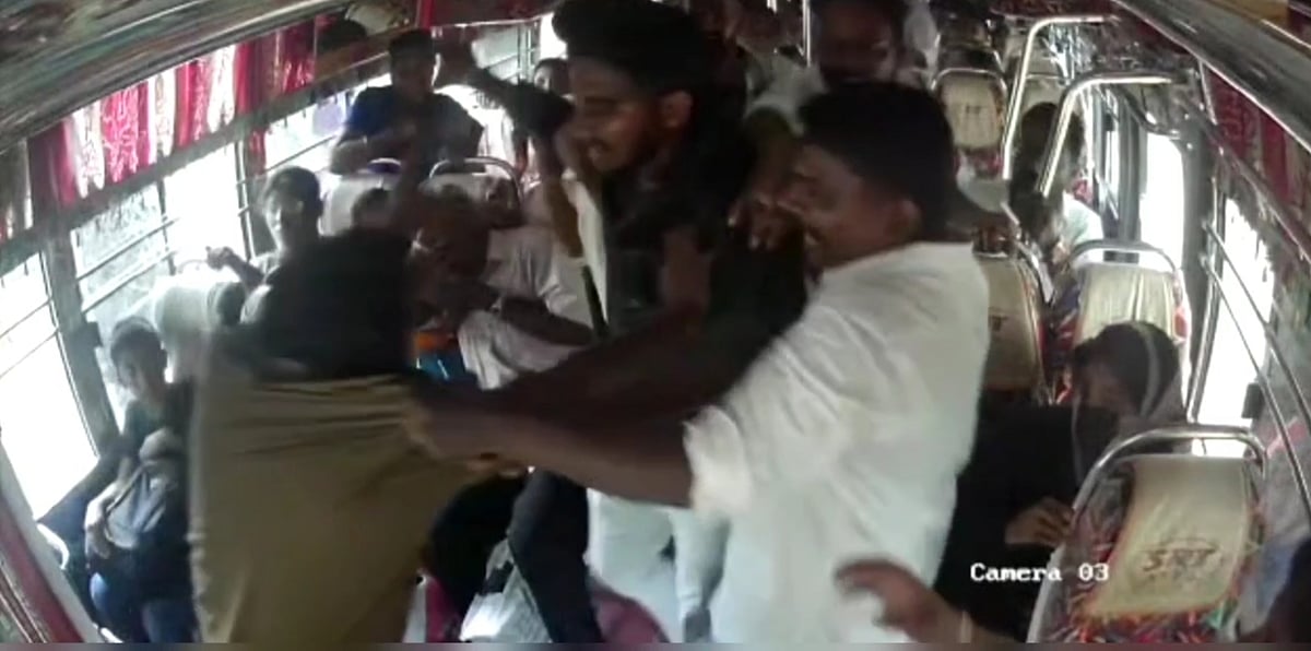 டிக்கெட் எடுப்பதில் தகராறு; தனியார் பேருந்து நடத்துனர்மீது தாக்குதல் நடத்திய கும்பல்! - 4 பேர் கைது
