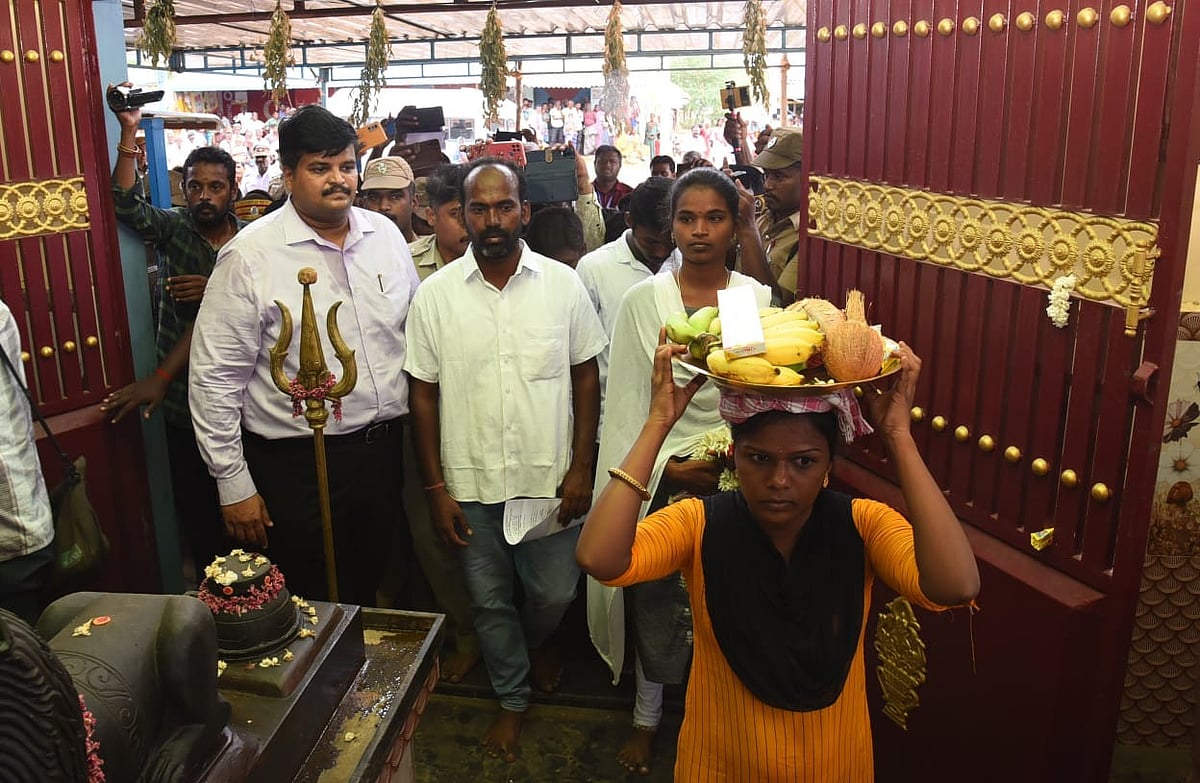 கோயிலுக்குள் சென்று வழிபாடு நடத்தும் மக்கள் 