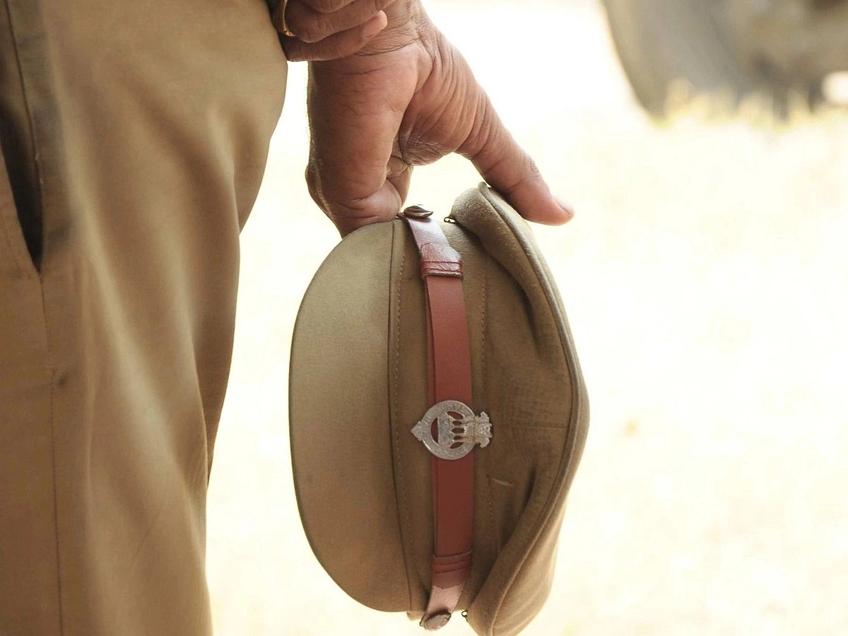 `உன் கணவனை நக்சலைட் பகுதிக்கு மாற்றிவிடுவேன்’ - எஸ்.ஐ மனைவிக்கு பாலியல் தொல்லை கொடுத்த IPS அதிகாரி?