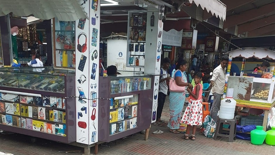 `உட்காருவதற்குக்கூட இருக்கைகள் இல்லை...' - சேலம் பேருந்து நிலையத்தை ஆக்கிரமித்திருக்கும் கடைகள்!