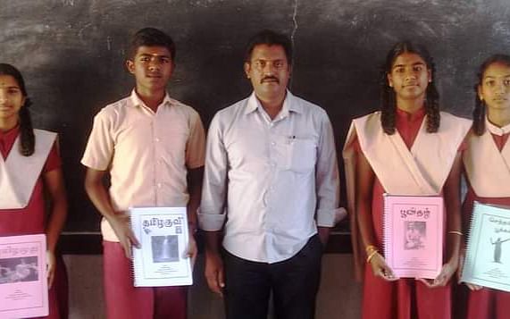 ஆசிரியர் இளவரசுடன் மாணவர்கள்