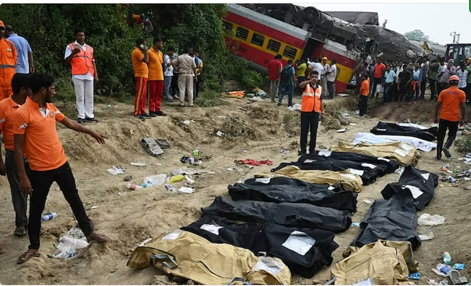 ஒடிசா ரயில் விபத்து: ``நான் சாகல... தண்ணீர் குடுங்க'' - இறந்தவர்கள் மத்தியில் உயிருடன் எழுந்த நபர்!