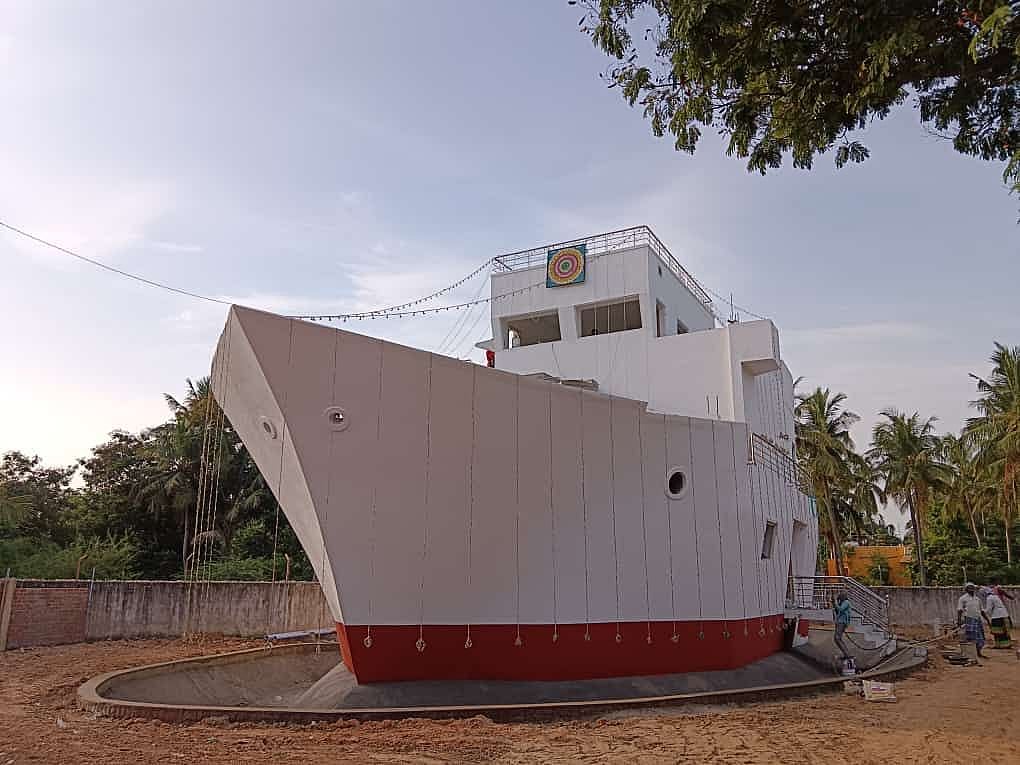 `கப்பலுக்குக் கூட்டிட்டுப் போங்க!' ஆசைப்பட்ட குடும்பம்;கப்பலையே வீடாகக் கட்டிய கணவன்;நெகிழ்ந்த மனைவி