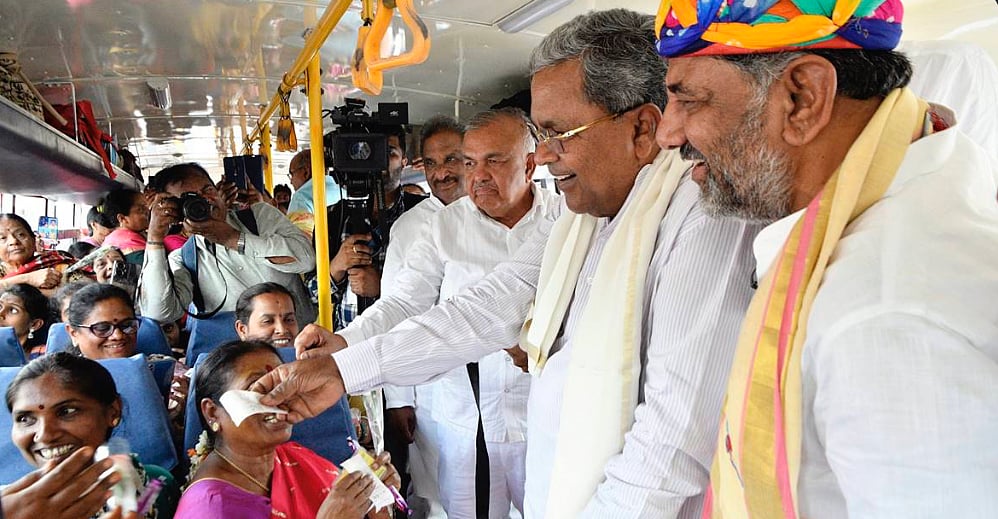 பெண்களுக்குக் கட்டணமில்லா பேருந்து பயணம்; கர்நாடக அரசின் திட்டம் பற்றி விவாதம், பாலின கிண்டல்கள்!