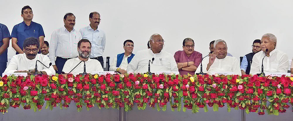 பெங்களூருவில் எதிர்க்கட்சிகள் கூட்டம்: சிறிய கட்சிகளுக்கும் அழைப்பு ஏன்? அடுத்தகட்ட நகர்வு என்ன?!