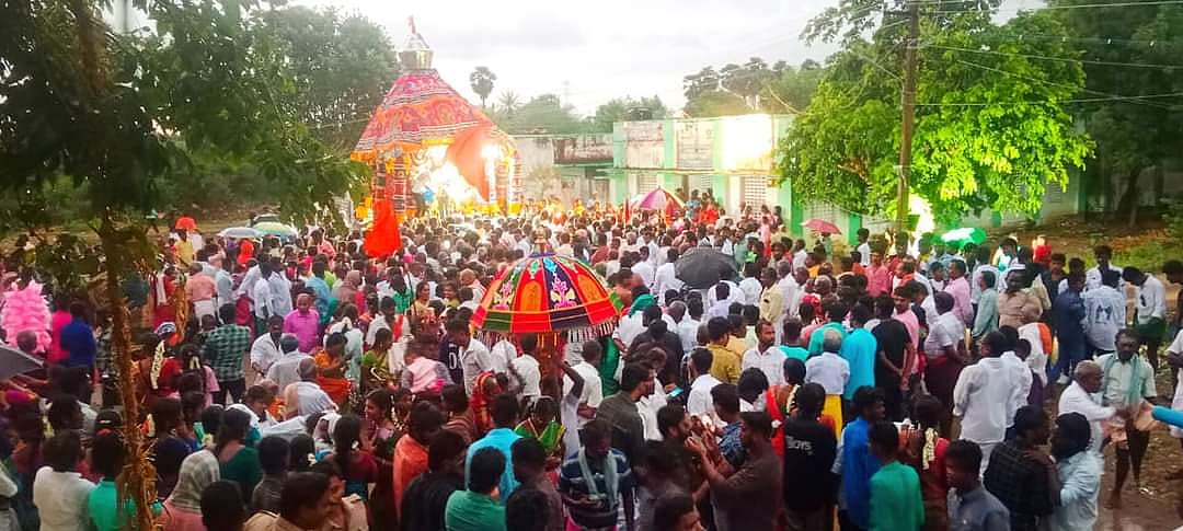 களைகட்டிய முத்துமாரியம்மன் கோயில் தேரோட்டம்; ஓம்சக்தி, பராசக்தி கோஷங்களுடன் வடம் பிடித்த பக்தர்கள்! 