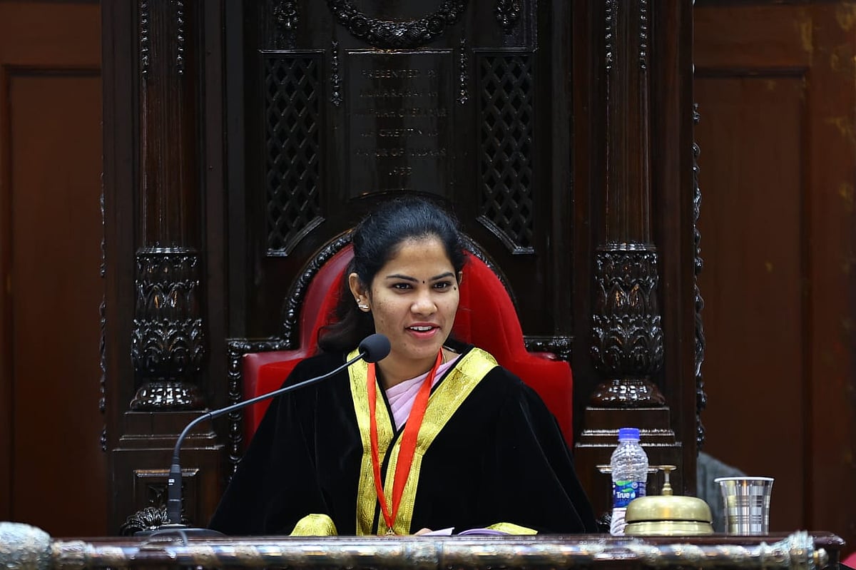 `ஹெல்மெட் அணிவதிலிருந்து விலக்கு அளிக்கணும்' - திமுக  கவுன்சிலரின் கோரிக்கையால் கலகலத்த மாமன்றம்!