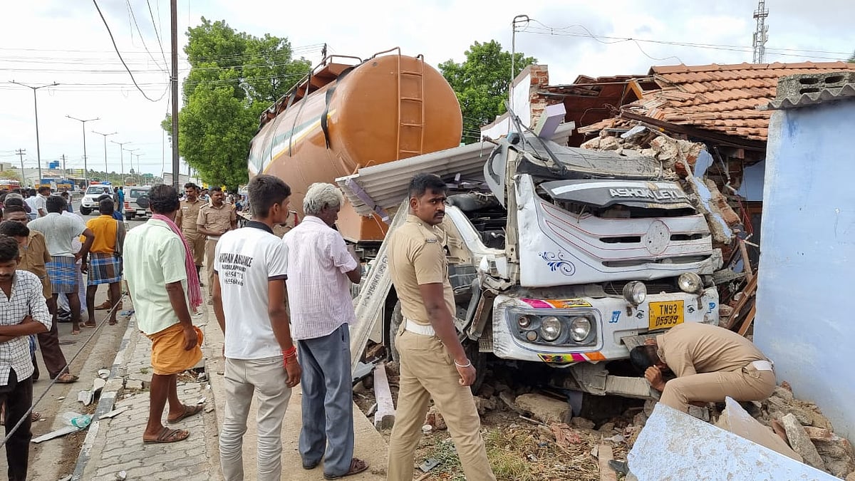 திருப்பூர்: டீ கடைக்குள் புகுந்த லாரி... ஓட்டுநர் உட்பட மூன்று பேர் பலியான சோகம்!