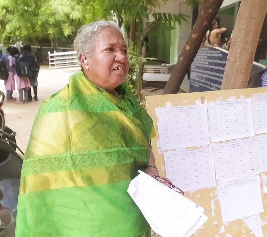 `மகன் பாடம் சொல்லித் தர்றான், நான் 10வது பரீட்சை எழுதறேன்’- 51 வயது சத்துணவு சமையலரின் தன்னம்பிக்கை