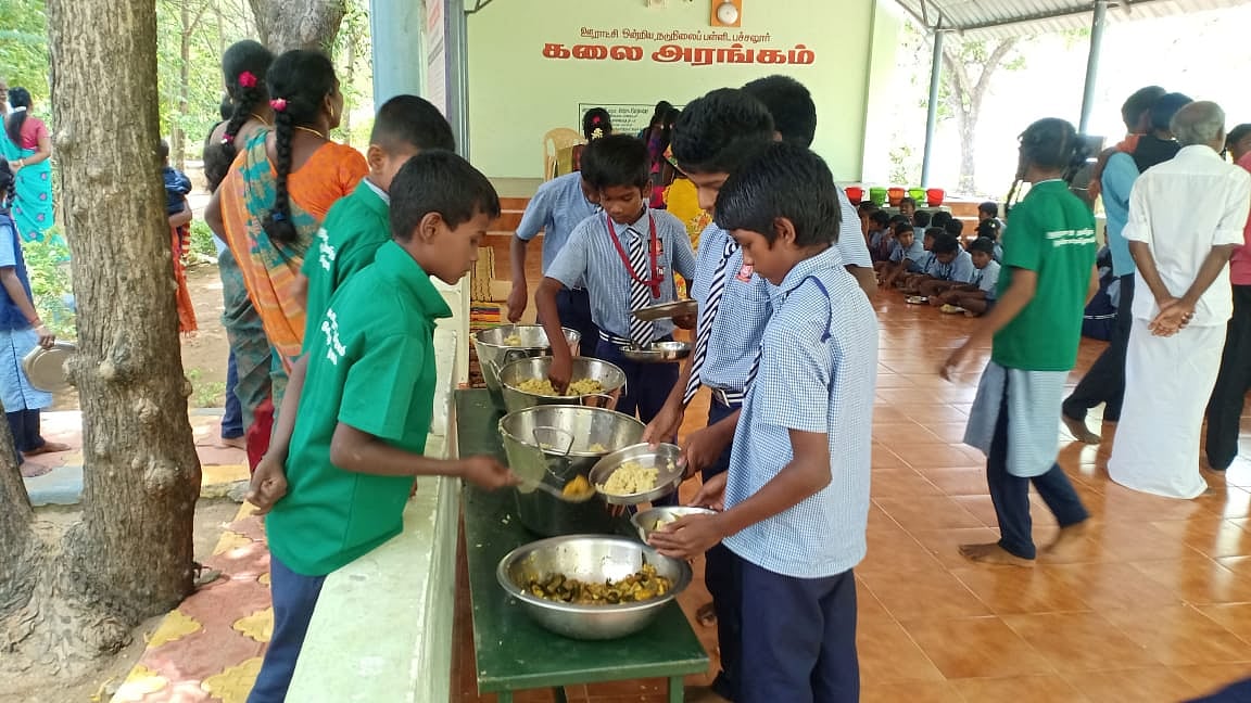 சுத்தமான சமையலறை, நேர்த்தியாகப் பரிமாறப்படும் உணவு; பச்சலூர் அரசுப் பள்ளிக்கு `வெரிகுட்' தரச்சான்று!