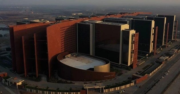 `உலகின் மிகப்பெரிய கட்டிடம்' 35 ஏக்கரில் குஜராத்தில் அமையும் வைர வர்த்தக மையம்... என்ன ஸ்பெஷல்..?