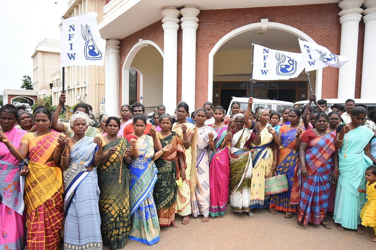 ஒரு டாஸ்மாக், 40 கைம்பெண்கள்: கடையை அகற்றக்கோரி கையில் தாலிக்கயிற்றுடன் போராட்டம்!