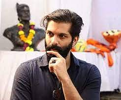 15 நிமிடம் நிறுத்தி வைக்கப்பட்ட ராஜ் தாக்கரே மகன் கார்... டோல்கேட்டை அடித்து உடைத்த தொண்டர்கள்!