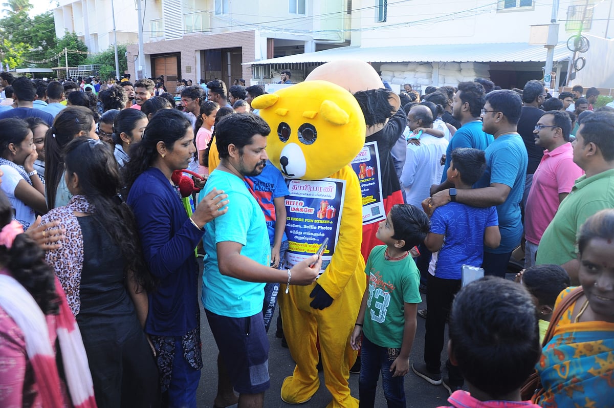 ஈரோட்டில் களைகட்டிய `Fun Street' கொண்டாட்டம்; ஆர்வத்துடன் கலந்துகொண்ட பொதுமக்கள்! | Photo Album
