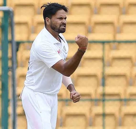 CSK எடுக்க நினைத்த பௌலர்; இந்திய அணியில் களமிறங்கும் டாக்ஸி டிரைவரின் மகன்; யார் இந்த முகேஷ் குமார்?