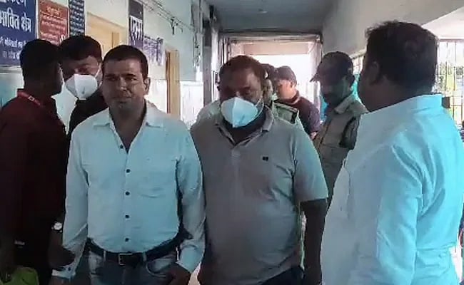 லஞ்சம் வாங்கும்போது உள்ளே வந்த லஞ்ச ஒழிப்புத் துறை... ரூ.5000 பணத்தையும் விழுங்கிய அரசு அதிகாரி!