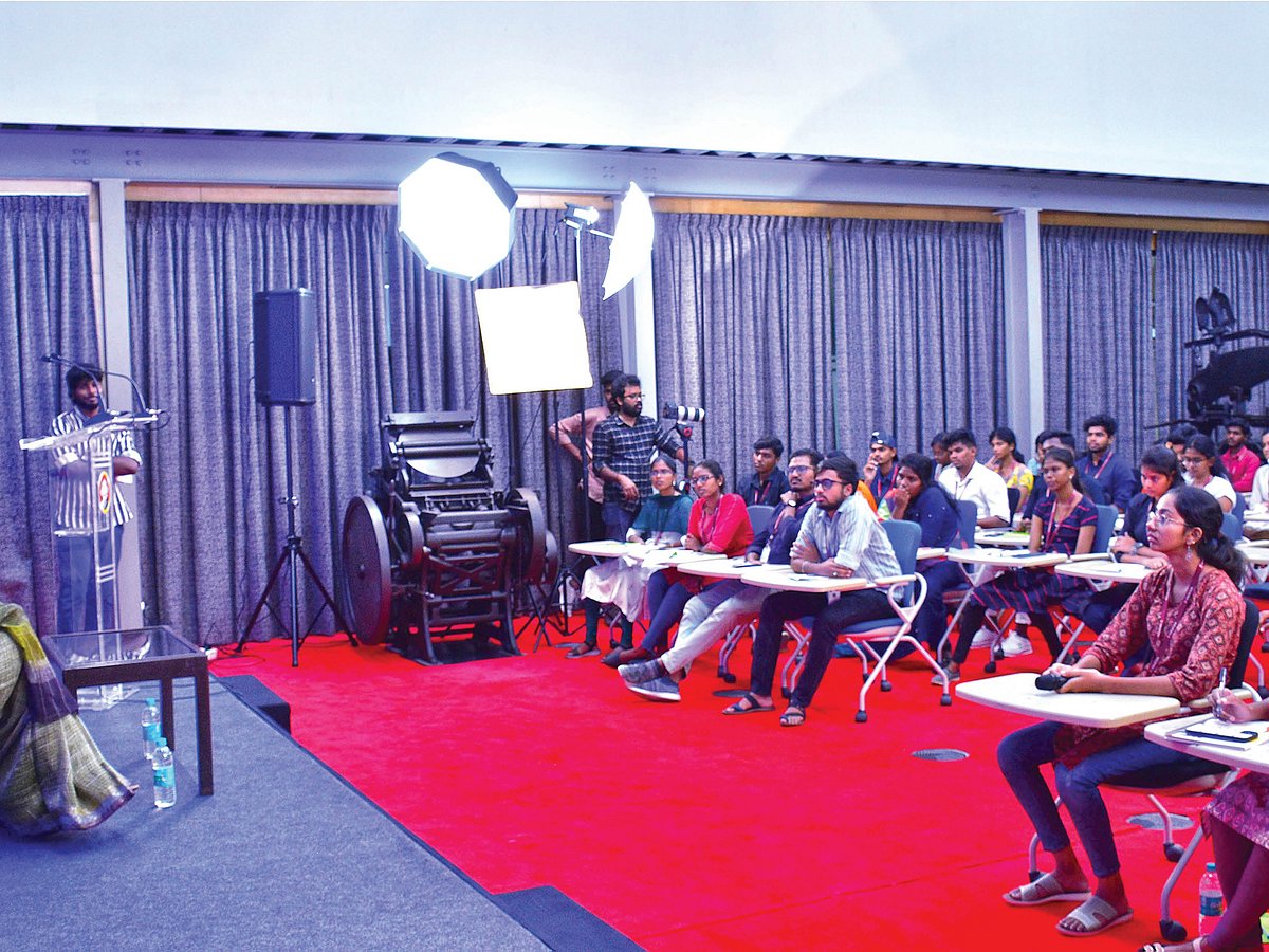 விகடன் மாணவப் பத்திரிகையாளர்களுடன் குஷ்பு