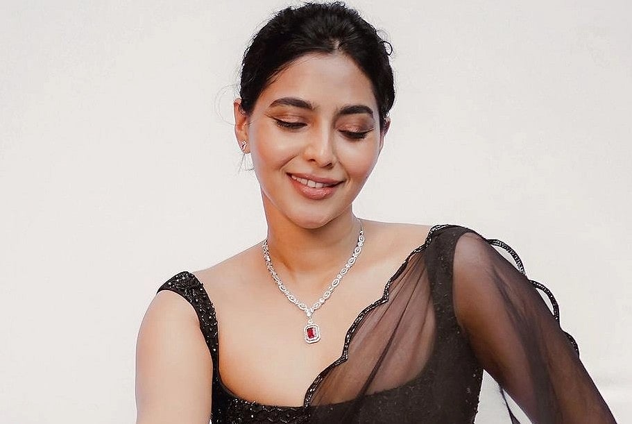 Aishwarya Lekshmi: கறுப்பு உடையில் ஐஸ்வர்யா லட்சுமி... லேட்டஸ்ட் போட்டோ ஆல்பம் | Photo Album