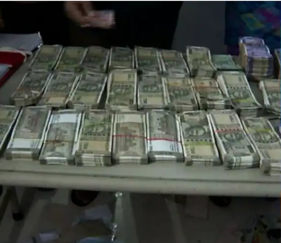 கட்டிலுக்கு அடியில் கட்டுக்கட்டாக பணம்; ஆபரேஷனுக்கு லஞ்சம் வாங்கிய அரசு மருத்துவர் சிக்கியது எப்படி?