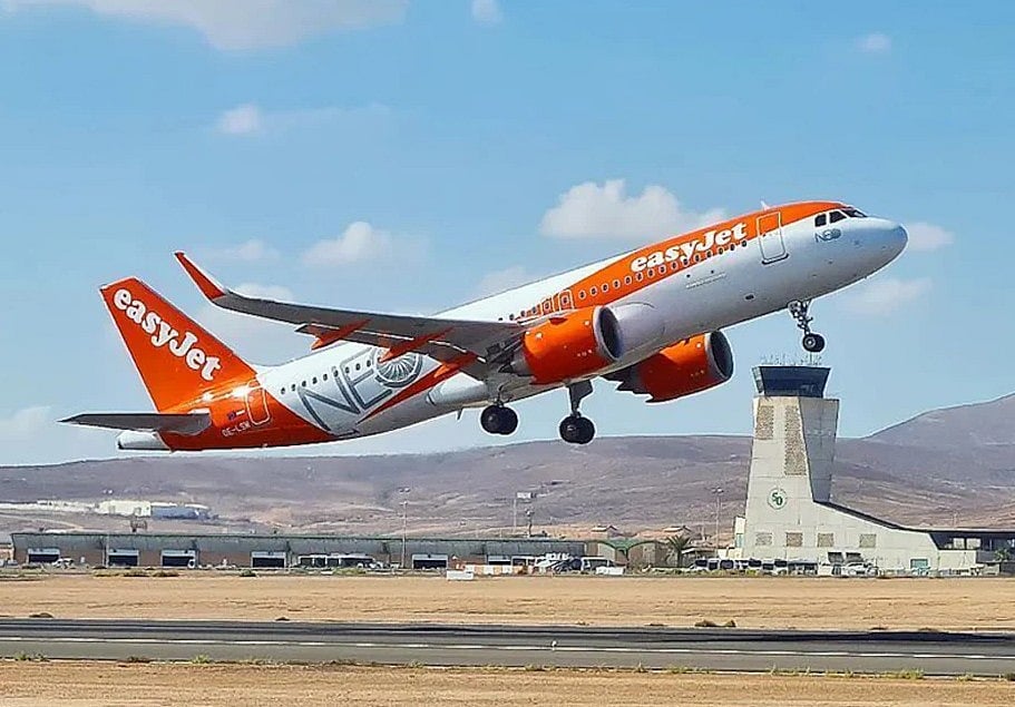 `அதிக எடை; கீழே இறங்கினால் 500 யூரோ' - 19  பயணிகளை இறக்கிவிட்ட இங்கிலாந்து விமானம்; நடந்தது என்ன?  