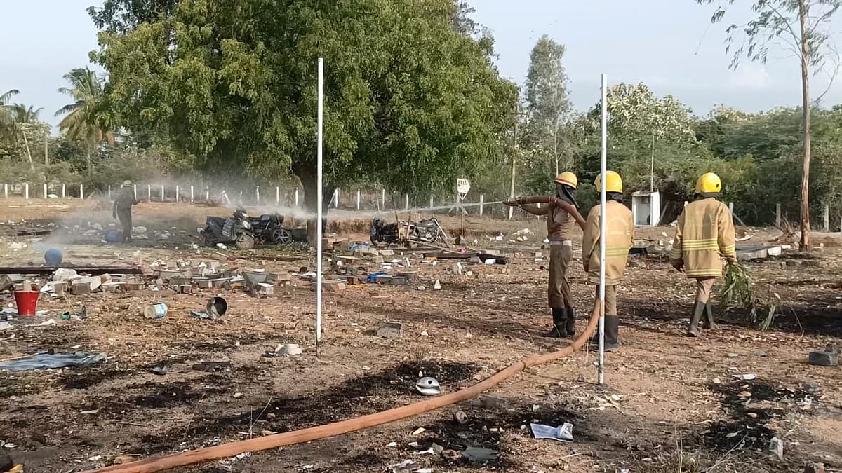 புதுக்கோட்டை: நாட்டு வெடி தயாரிப்பு ஆலையில் விபத்து; தரைமட்டமான கட்டடம்... 5 பேர் படுகாயம்!