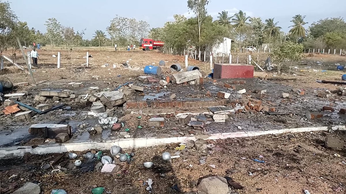 புதுக்கோட்டை: நாட்டு வெடி தயாரிப்பு ஆலையில் வெடி விபத்து; தரைமட்டமான கட்டடம்... 5 பேர் படுகாயம்!