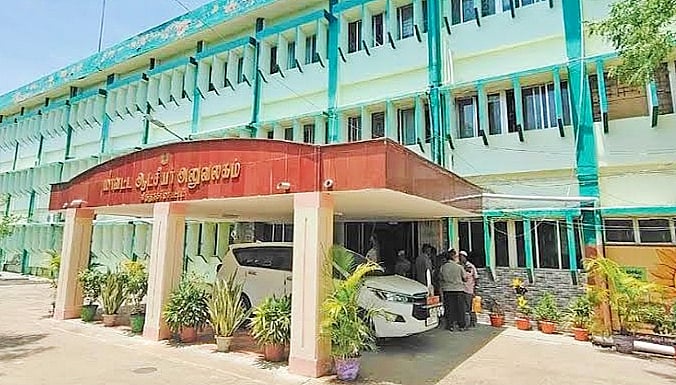 `ஊராட்சியில் பொது சுகாதார வளாகம்கூட கிடையாது' - மாணவிகளுடன் வந்து ஆட்சியரிடம் மனு அளித்த பொதுமக்கள்!