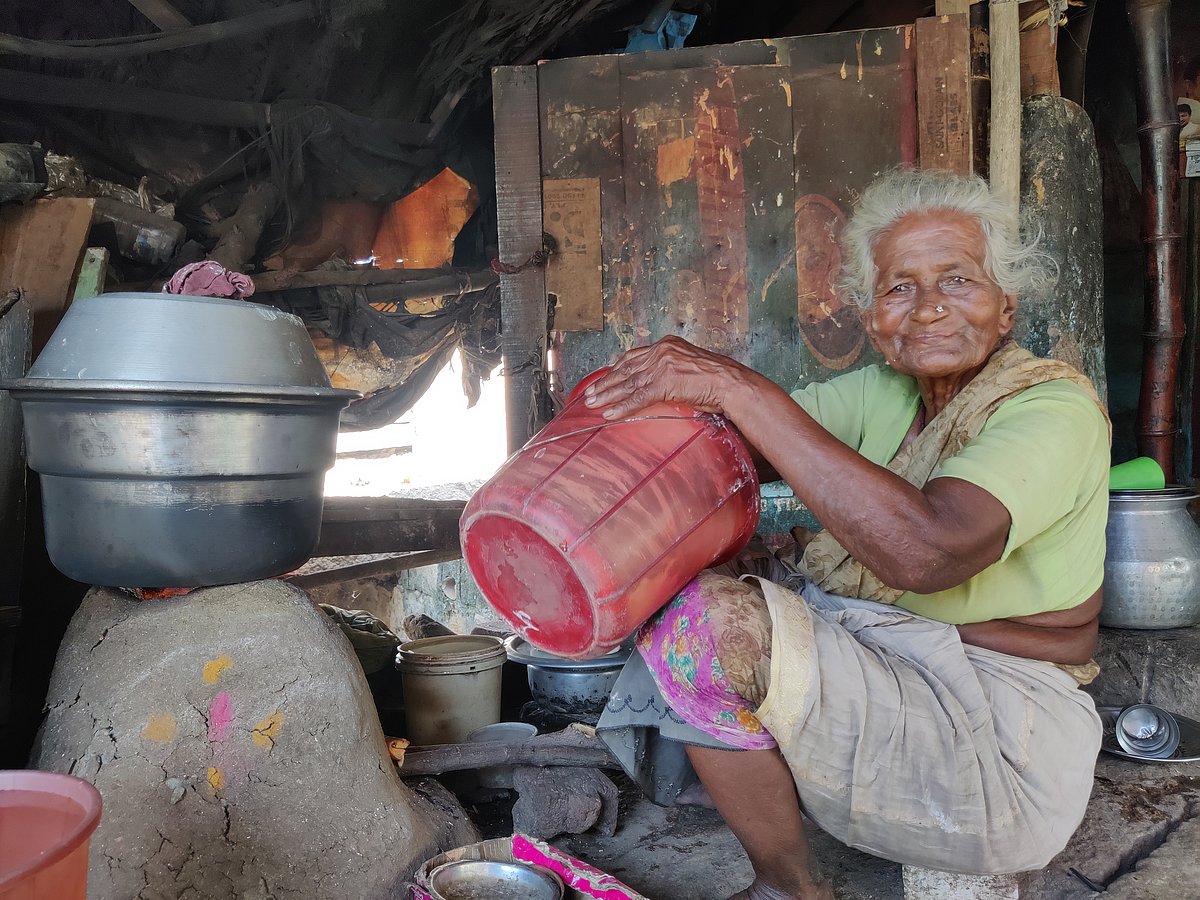 `எத்தன இட்லினு சாப்பிட்டவங்கதான் கணக்கு சொல்வாங்க!’ - நெகிழவைக்கும் 2 ரூபாய் இட்லிக்கடை பாட்டி!  