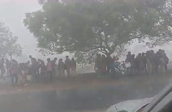 ராஜபாளையம்: கொட்டும் மழை; பேருந்துக்கு காத்துநின்ற பள்ளி மாணவர்கள் - பரவும் வீடியோ, தீர்வு எப்போது?